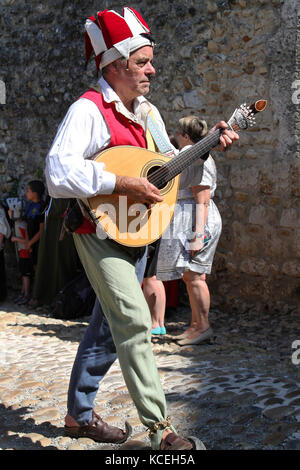 PEROUGES, FRANKREICH - 16. JUNI: Nicht identifizierter Musiker während des Medieval Festival, am 16. Juni 2013 in Perouges, Frankreich. Freimauertes Dorf seit 1236, Stockfoto