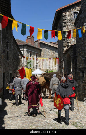 PEROUGES, FRANKREICH - 16. JUNI : nicht identifizierte Schauspieler spielen während des Medieval Festival, am 16. Juni 2013 in Perouges, Frankreich. Seitdem ist das Dorf frei ummauert Stockfoto