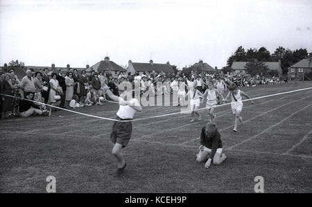 1960, historische Bild von kleinen Jungen, die sich in einem Ei-und-löffel Rennen an eine Grundschule Sport Tag. Dorchester, England, UK. Stockfoto