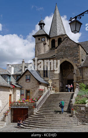 ESTAING, FRANKREICH, 19. Juni 2015 : Estaing gilt als eines der malerischsten Dörfer Frankreichs. Die Brücke über das Lot ist Teil der Welt Stockfoto