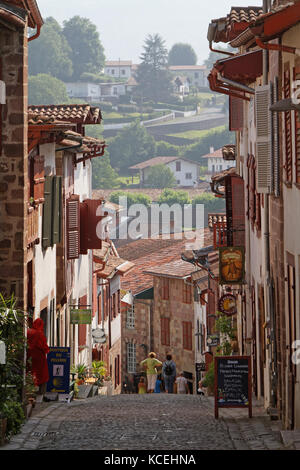 ST-JEAN PIED DE PORT, FRANKREICH, 26. Juni 2015 : die Stadt ist ein Ausgangspunkt für den Camino Frances, die beliebteste Option für Reisen auf dem Camino d Stockfoto