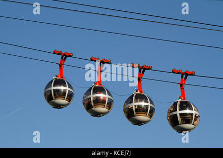 GRENOBLE, FRANKREICH, 27. Dezember 2015 : die Seilbahn Grenoble-Bastille, auch liebevoll Les bulles genannt, ist eine Seilbahn, die die Stadt Cen verbindet Stockfoto