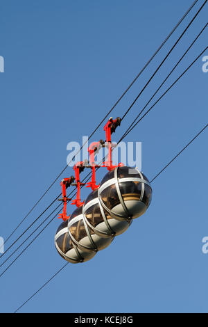 GRENOBLE, FRANKREICH, 27. Dezember 2015 : die Seilbahn Grenoble-Bastille, auch liebevoll Les bulles genannt, ist eine Seilbahn, die die Stadt Cen verbindet Stockfoto