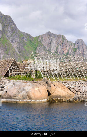 Übersicht von Regalen für die Trocknung Stockfisch im Lofoten in Norwegen Stockfoto