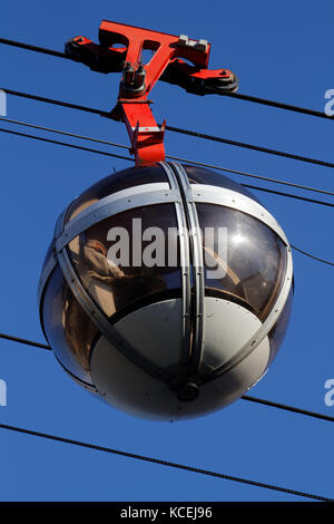 GRENOBLE, FRANKREICH, 27. Dezember 2015 : die Seilbahn Grenoble-Bastille, auch liebevoll Les bulles genannt, ist eine Seilbahn, die die Stadt Cen verbindet Stockfoto