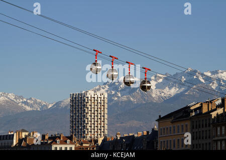 GRENOBLE, FRANKREICH, 27. Dezember 2015 : die Seilbahn Grenoble-Bastille, auch liebevoll Les bulles genannt, ist eine Seilbahn, die die Stadt Cen verbindet Stockfoto