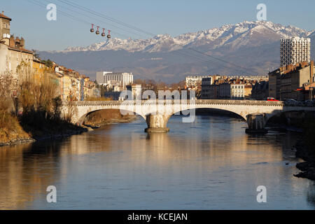 GRENOBLE, FRANKREICH, 27. Dezember 2015 : die Seilbahn Grenoble-Bastille, auch liebevoll Les bulles genannt, ist eine Seilbahn, die die Stadt Cen verbindet Stockfoto