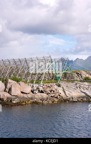 Übersicht von Regalen für die Trocknung Stockfisch im Lofoten in Norwegen Stockfoto