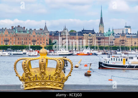 Goldene Krone auf Brücke Skeppsholmsbron. Stockholm, Schweden, Skandinavien Stockfoto