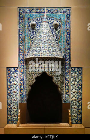 Ottomane, Kacheln Chimneypiece; aus der Türkei, Istanbul. Vom 1731. Die Namen um die Haube sind die der Sieben Schläfer. Unter dem Römischen Kaiser Decius, diese christlichen Männer Zuflucht in einer Höhle nahm verfolgt. Sie schlief, Jahrhunderte später aufwachen unter christlicher Herrschaft. Die Sieben Schläfer sind im Koran erwähnt als Beispiel für Gottes Schutz der Gerechten. Ihre Namen waren daher, dass der Schutz zu erflehen. Fritware mit Dekoration Glasur Stockfoto