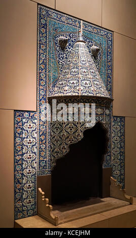 Ottomane, Kacheln Chimneypiece; aus der Türkei, Istanbul. Vom 1731. Die Namen um die Haube sind die der Sieben Schläfer. Unter dem Römischen Kaiser Decius, diese christlichen Männer Zuflucht in einer Höhle nahm verfolgt. Sie schlief, Jahrhunderte später aufwachen unter christlicher Herrschaft. Die Sieben Schläfer sind im Koran erwähnt als Beispiel für Gottes Schutz der Gerechten. Ihre Namen waren daher, dass der Schutz zu erflehen. Fritware mit Dekoration Glasur Stockfoto