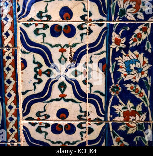 Ottomane, Kacheln Chimneypiece; aus der Türkei, Istanbul. Vom 1731. Fritware mit Dekoration Glasur Stockfoto