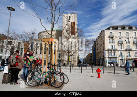 GRENOBLE, FRANKREICH, 26. Februar 2017 : Stadtzentrum. Am Fuße der französischen Alpen wirbt die Stadt aufgrund ihrer "Hauptstadt der Alpen" für sich Stockfoto