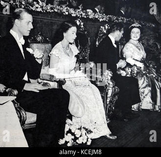 King George VI mit Königin Elizabeth und ihre Tochter Prinzessin Elizabeth (später Königin Elizabeth II) mit Prinz Phillip (später Herzog von Edinburgh ca. 1949 Stockfoto