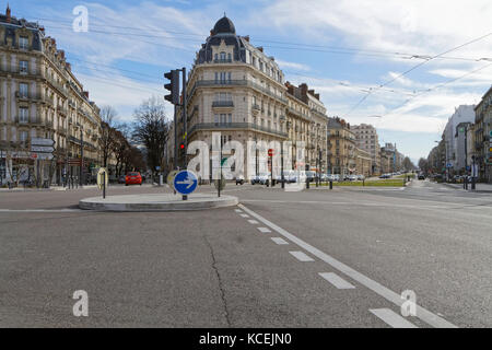 GRENOBLE, FRANKREICH, 26. Februar 2017 : Stadtzentrum. Am Fuße der französischen Alpen wirbt die Stadt aufgrund ihrer "Hauptstadt der Alpen" für sich Stockfoto