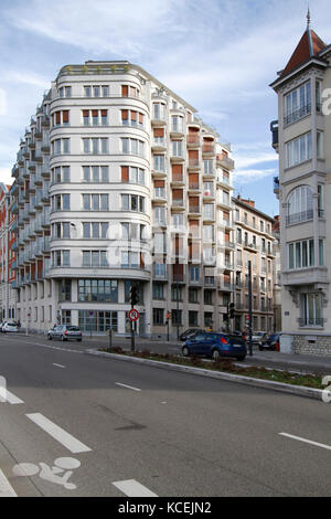 GRENOBLE, FRANKREICH, 26. Februar 2017 : Stadtzentrum. Am Fuße der französischen Alpen wirbt die Stadt aufgrund ihrer "Hauptstadt der Alpen" für sich Stockfoto