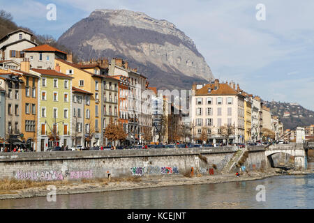 GRENOBLE, FRANKREICH, 26. Februar 2017 : Fluss Isere im Stadtzentrum. Am Fuße der französischen Alpen wirbt die Stadt als die "Hauptstadt der Al Stockfoto