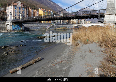 GRENOBLE, FRANKREICH, 26. Februar 2017 : Fluss Isere im Stadtzentrum. Am Fuße der französischen Alpen wirbt die Stadt als die "Hauptstadt der Al Stockfoto