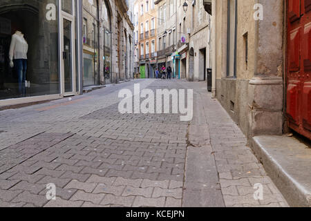 GRENOBLE, FRANKREICH, 26. Februar 2017 : kleine Straßen des Stadtzentrums. Grenoble bezeichnet sich aufgrund seiner Größe und seiner größe als die "Hauptstadt der Alpen" Stockfoto