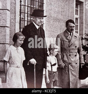 Paul von Hindenburg (Präsident von Deutschland) mit seinen Enkelkindern und Adolf Hitler (Bundeskanzler). 1933 Stockfoto