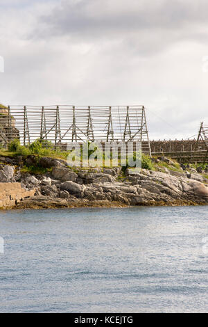 Übersicht von Regalen für die Trocknung Stockfisch im Lofoten in Norwegen Stockfoto