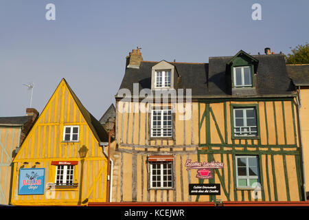 LE MANS, FRANKREICH, 28. April 2017 : Alte Häuser im Stadtzentrum von Le Mans. Le Mans hat eine gut erhaltene mittelalterliche Altstadt ('Cite Plantagenet', auch calle Stockfoto