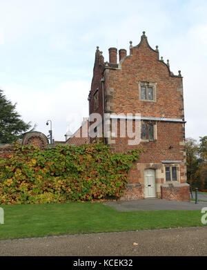 Blick auf das Äußere des Aston Hall (1635), eine Jakobinische Haus von John Thorpe (1565-1655) ein englischer Architekten entworfen. Vom 21. Jahrhundert Stockfoto