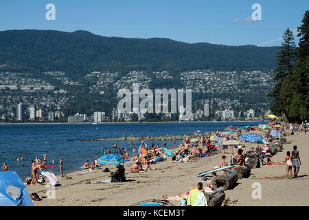 Menschen Bad in der Sonne auf einem sonnigen Sommertag an Dritte Strand in Vancouver, British Columbia, Kanada. Stockfoto