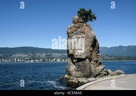 Siwash Rock, einem berühmten Rock outcropping bekannt für die Ananas Form, die auf der Wasserseite des Stanley Parks in Vancouver, British Columbia sitzt, Ca Stockfoto