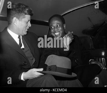 US-Präsident John Kennedy mit Kwame Nkrumah, Präsident von Ghana 1961 während Nkrumah's Besuch in die USA. Stockfoto