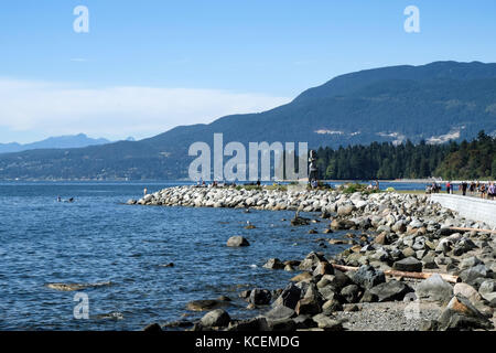 Inukshuk, aus Stein Skulptur, die ist ein altes Symbol der Inuit Kultur. Die Skulptur sitzt entlang der Ufermauer Trail in Vancouver, Brit Stockfoto