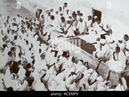 Die Szenen während Mahatma Gandhi's berühmten Salz März. Dieser Marsch zu Fuß zum Meer Küste bei Dandi, am Vorabend der Salz Satyagraha, 1930. Diese friedlichen Widerstand war Teil von Gandhis gewaltfreien Widerstand gegen die britische Herrschaft in Indien Stockfoto
