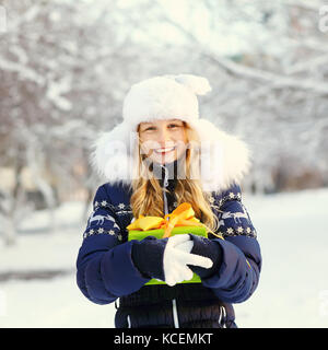 Junges Mädchen mit einem Geschenk in ihren Händen Stockfoto