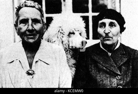 Gertrude Stein (links und Alice B.Toklas. Gertrude Stein (1874 - 1946) war ein US-amerikanischer Schriftsteller, Dichter, Dramatiker, und Kunstsammler. Toklas (1877 - 1967) war ein US-amerikanischer geborene Mitglied der Pariser Avantgarde des frühen 20. Jahrhunderts, und das Leben Partner der amerikanischen Schriftstellerin Gertrude Stein Stockfoto