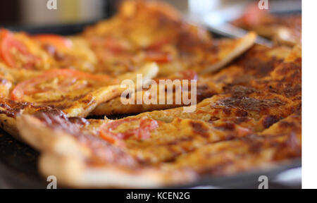 In Scheiben geschnitten gemischte Pizza auf dem Metallauflagefach Stockfoto
