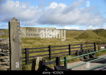 Holzschild für öffentliche Überführung nach Hebden von Yarnbury in der Nähe von Grassington in Wharfedale, Yorkshire Dales National Park, England, Großbritannien. Stockfoto