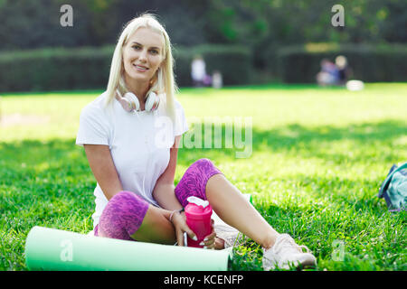 Foto von Sport Mädchen in Kopfhörer Stockfoto