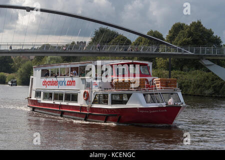 Passagiere an Deck genießen sonnige Sommer-Kreuzfahrt, Segeln auf dem Fluss Ouse an Bord City Cruises Boot, vorbei unter Millennium Bridge - York, England, Großbritannien Stockfoto