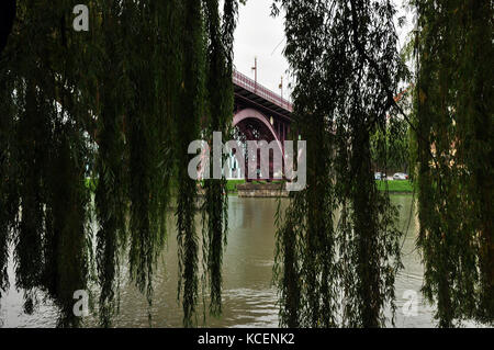 Brücke Fluss und Niederlassungen Stockfoto