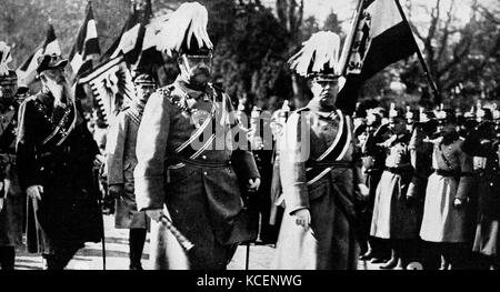 Foto von Kaiser Wilhelm II. (1859-1941), König von Preußen und Deutscher Kaiser, bei der Beerdigung von seiner ersten Frau Augusta Victoria von Schleswig-Holstein (1858-1921). Vom 20. Jahrhundert Stockfoto