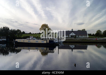 Ruhige Marina über den Fluss mit Booten und Fan von marestail Wolken über gesehen Stockfoto