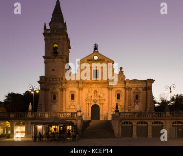 Ragusa (Sizilien, Italien) - San Giovanni Battista Dom im Sonnenuntergang Stockfoto