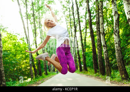 Bild von Sport Frau im Park springen Stockfoto