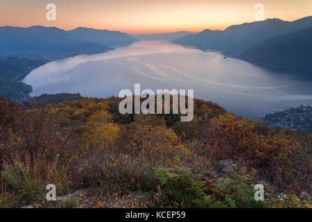 Blick auf den Sonnenuntergang am Lago Maggiore vom Aussichtspunkt des Giro del Sole Trail, Agra, Veddasca Tal, Varese Viertel, Lombardei, Italien. Stockfoto