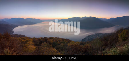 Blick auf den Sonnenuntergang am Lago Maggiore vom Aussichtspunkt des Giro del Sole Trail, Agra, Veddasca Tal, Varese Viertel, Lombardei, Italien. Stockfoto