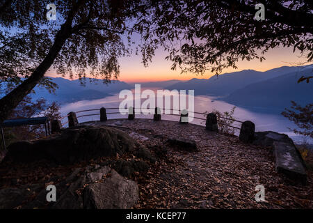 Blick auf den Sonnenuntergang am Lago Maggiore vom Aussichtspunkt des Giro del Sole Trail, Agra, Veddasca Tal, Varese Viertel, Lombardei, Italien. Stockfoto