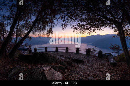 Blick auf den Sonnenuntergang am Lago Maggiore vom Aussichtspunkt des Giro del Sole Trail, Agra, Veddasca Tal, Varese Viertel, Lombardei, Italien. Stockfoto