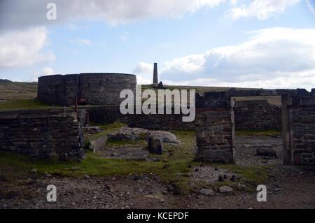 Die hohe Mühle und roch Mühle Schornstein am alten stillgelegten Minen auf der grassington grassington Moor, wharfedale, Yorkshire Dales National Park. Stockfoto