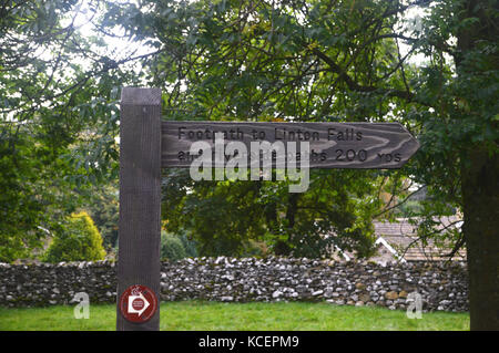 Holzschild zu Linton Falls & Riverside Path in Grassington Car Park, Wharfedale, Yorkshire Dales National Park, England, Großbritannien. Stockfoto