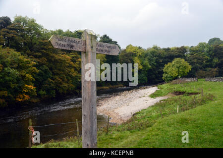 Holzschild für den Dales Way Wanderweg zwischen Grassington & Burnsell in Wharfedale, Yorkshire Dales National Park, England, Großbritannien. Stockfoto